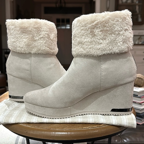 🪧 DKNY Women’s Nadra Faux Fur Wedge Booties in Vanilla Faux Suede, Size 9.5 - Picture 7 of 16